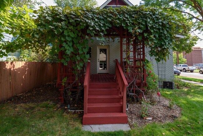 Foto del edificio - 3 Bedroom 3 Bathroom home in desirable North Boise.