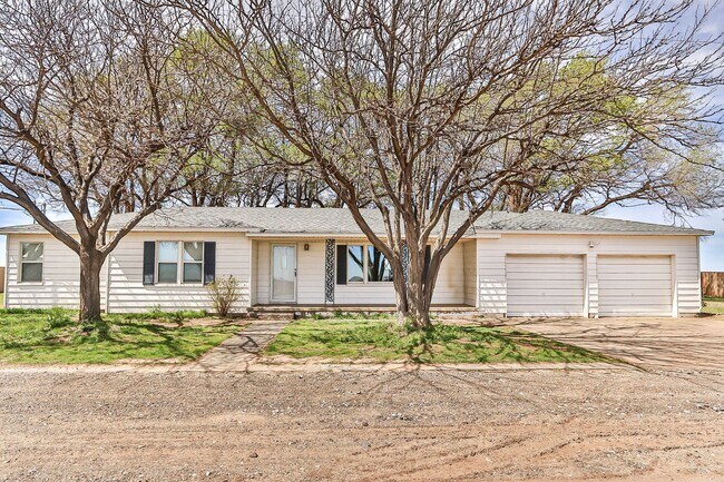 Building Photo - Nicely updated and Spacious Country Home