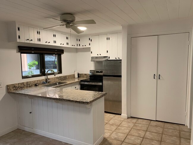 Building Photo - 1722 Oak Dr