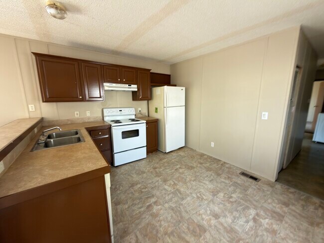 Building Photo - 25353 Nuway Ave