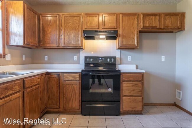 Building Photo - 3 br, 2 bath House - 709 S Pinewood Lane
