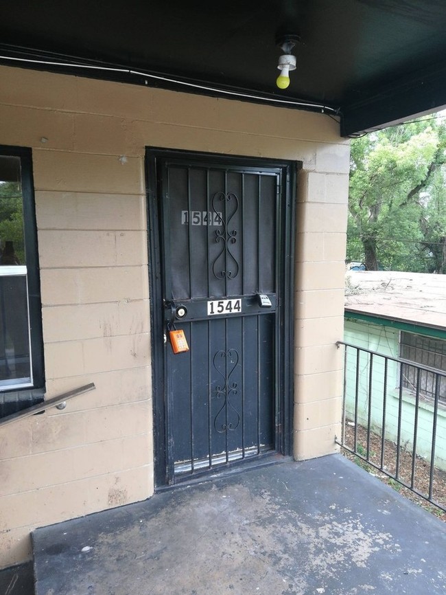 Building Photo - Updated 2/1 Apartment - $100 Move In Special