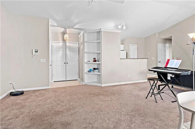 Foto del edificio - Charming 2-Bed, 2-Bath Condo in Gated Comm...