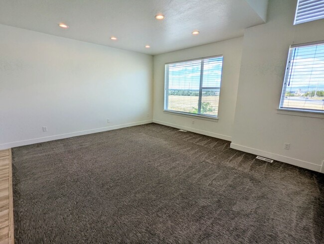 Building Photo - 566 Lewski Ln