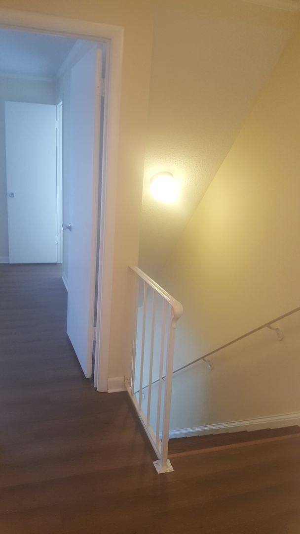 Building Photo - Nicely renovated 2 bedroom town home in th...