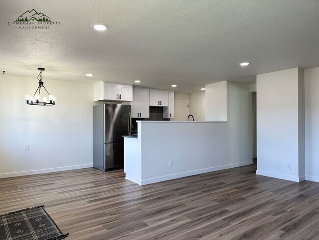Foto del edificio - 32513-32515 Coburg Bottom Loop Rd