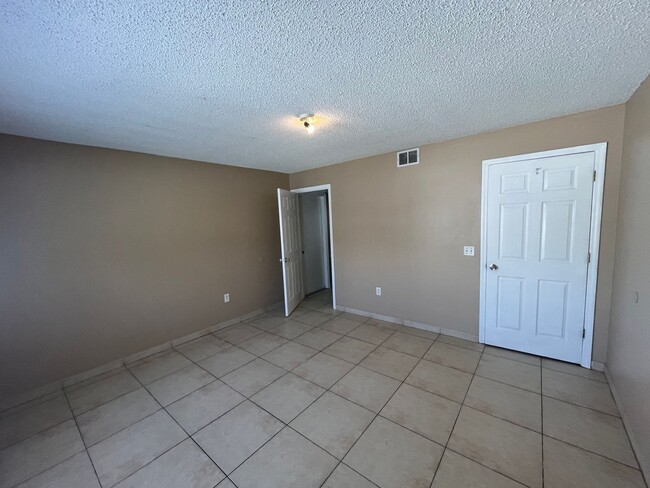 Building Photo - 204 Canterbury Ct