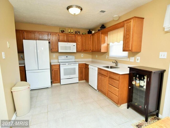 Building Photo - 3 br, 1.5 bath Townhome - 525 Georgetowne Ct