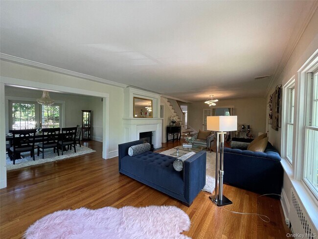 Foto del edificio - 38 Gedney Park Dr