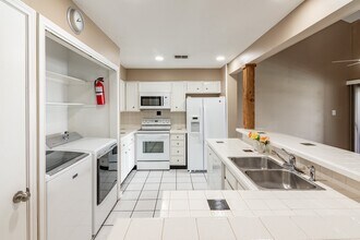 Building Photo - 44 April Point Dr S