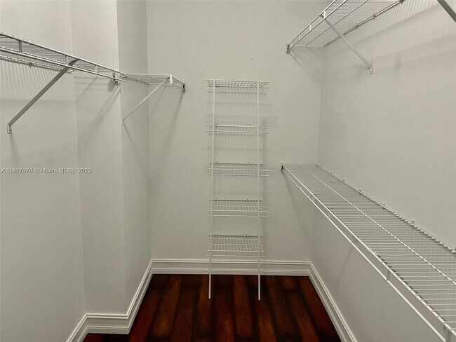 Foto del edificio - 17125 N Bay Rd