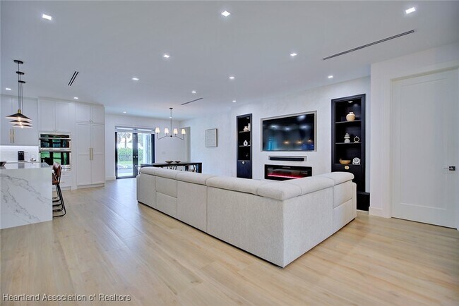 Foto del edificio - 8101 Hampshire Dr