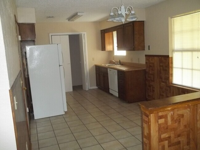 Foto del edificio - Single-Family Home: 3 bed, 2 bath