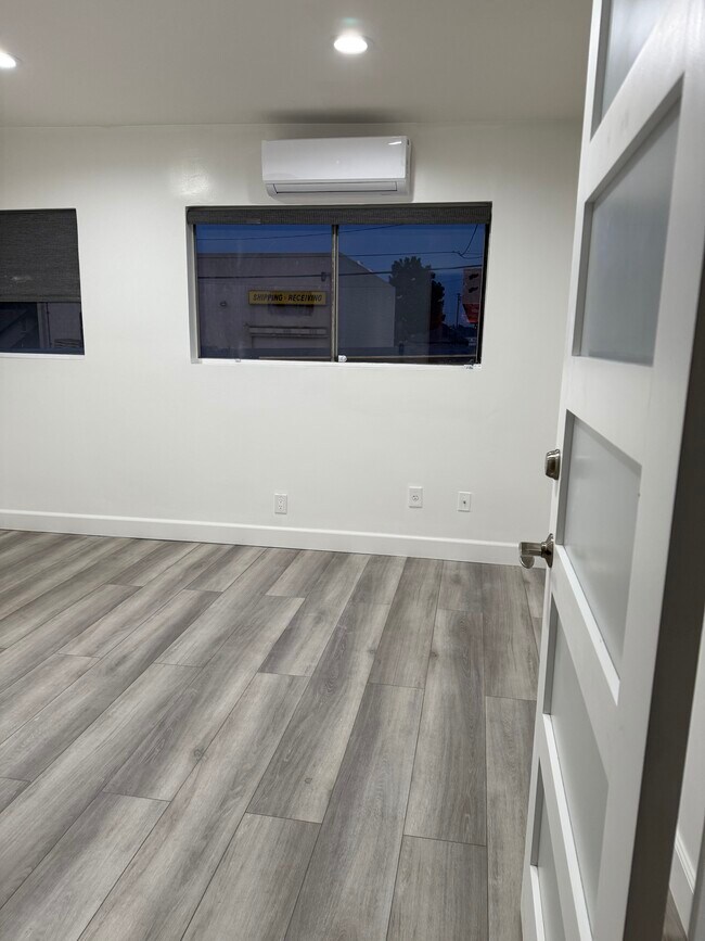 Entrada privada, encima de un negocio, cerca del centro de Covina. - 518 N 2nd Ave