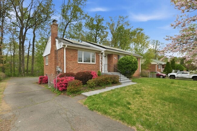 Foto del edificio - This inviting four bedroom, two bath home with a spacious detached two car garage is located in t...