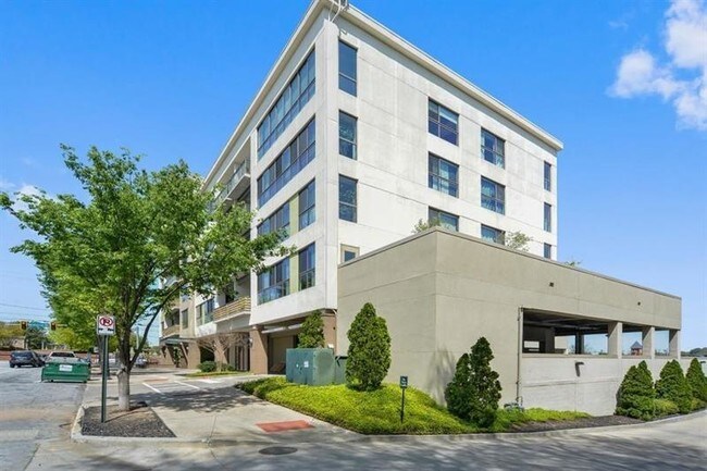 Building Photo - 563 Memorial Dr SE