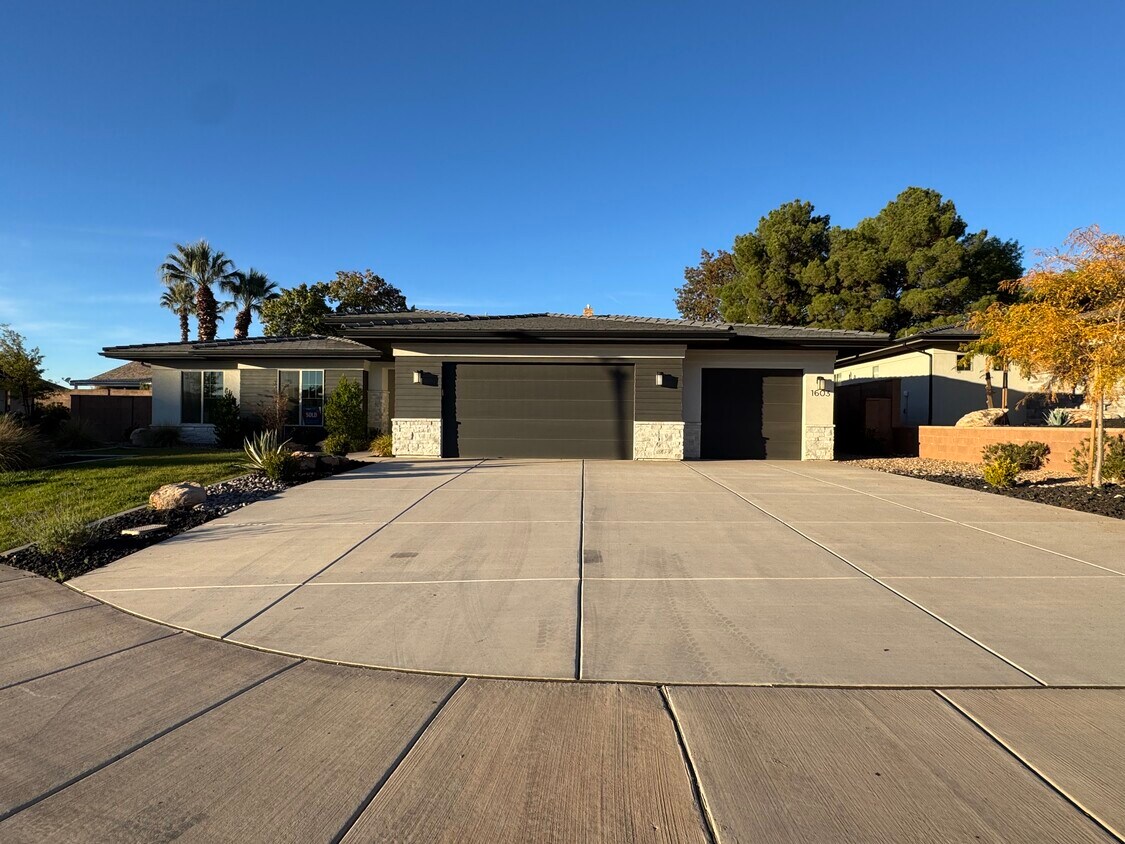 Foto principal - 1603 E Dihedral Dr