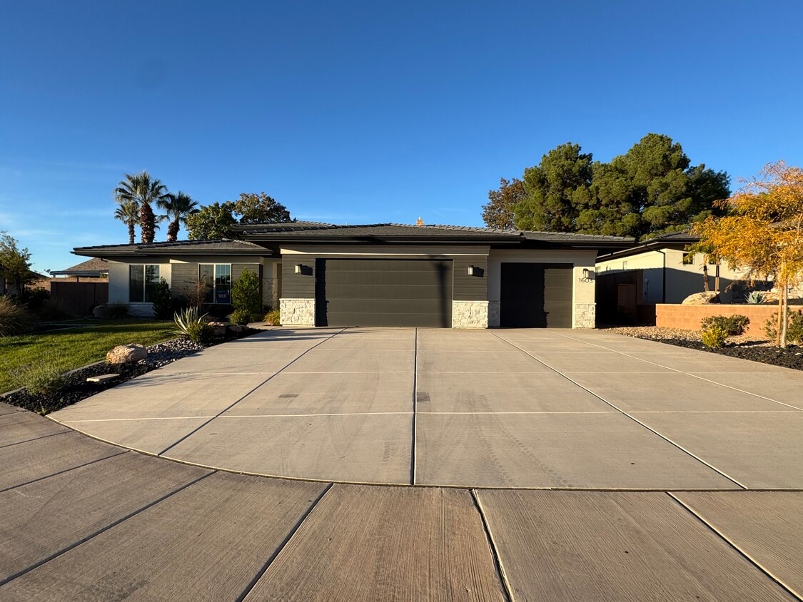 Primary Photo - 1603 E Dihedral Dr