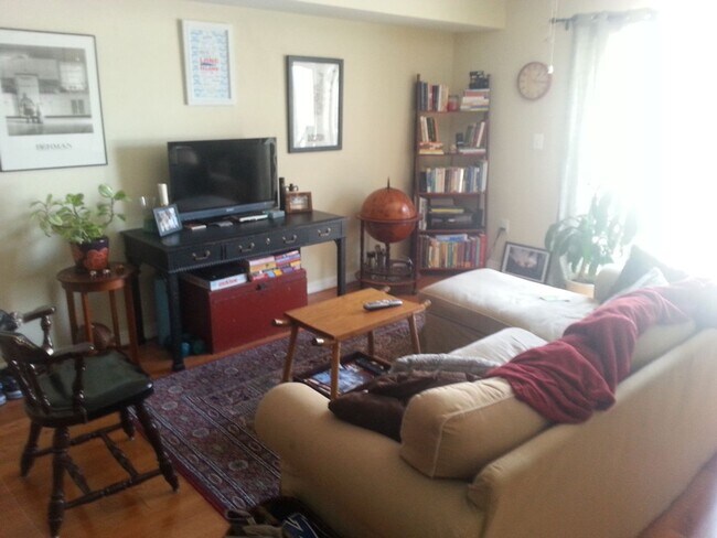 Foto del edificio - Modern 1BR Apartment Near Restaurants And Sops