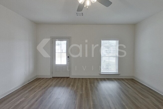 Foto del edificio - 8048 Hendrick Dr