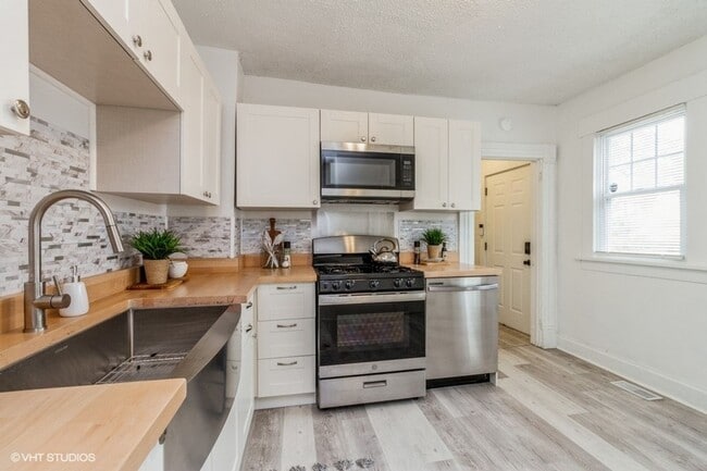 Building Photo - Three Bedroom House, totally renovated