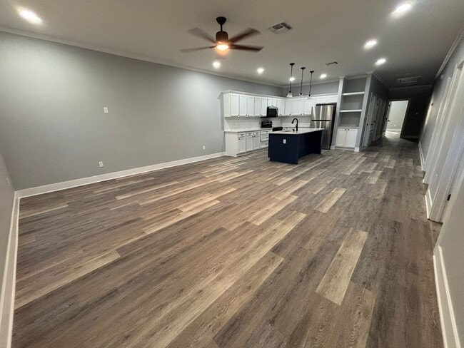 Foto del edificio - 5 bedrooms!! Remodeled top to bottom!