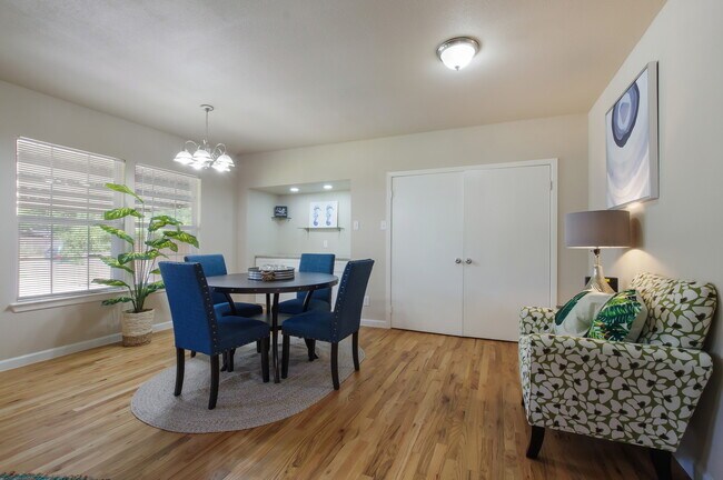 Building Photo - 419 Rexford Dr