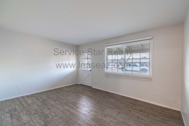 Building Photo - 923 E Wesleyan Dr