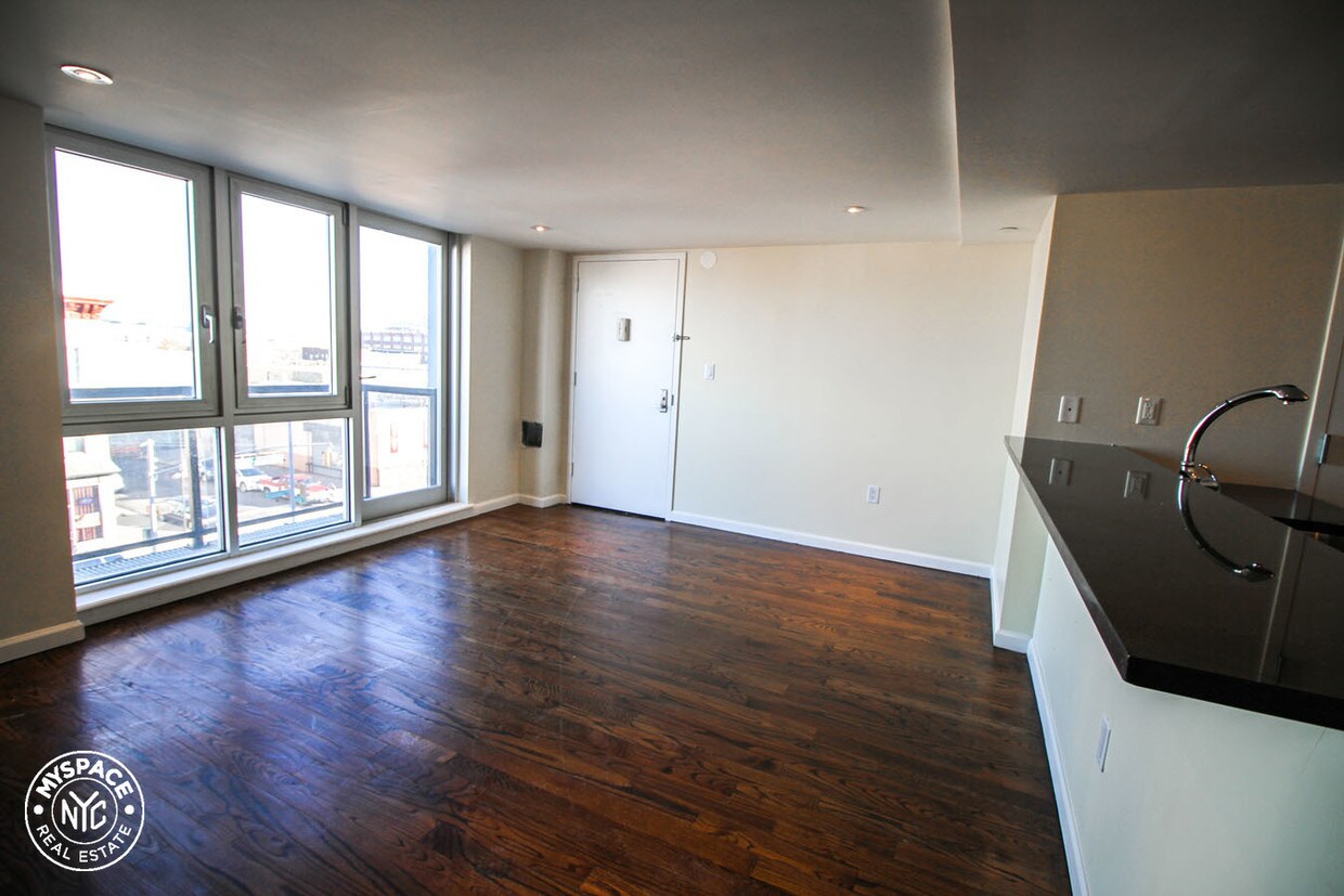 Foto principal - 299 McGuinness Blvd