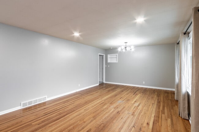 Building Photo - 1218 Sunset Dr