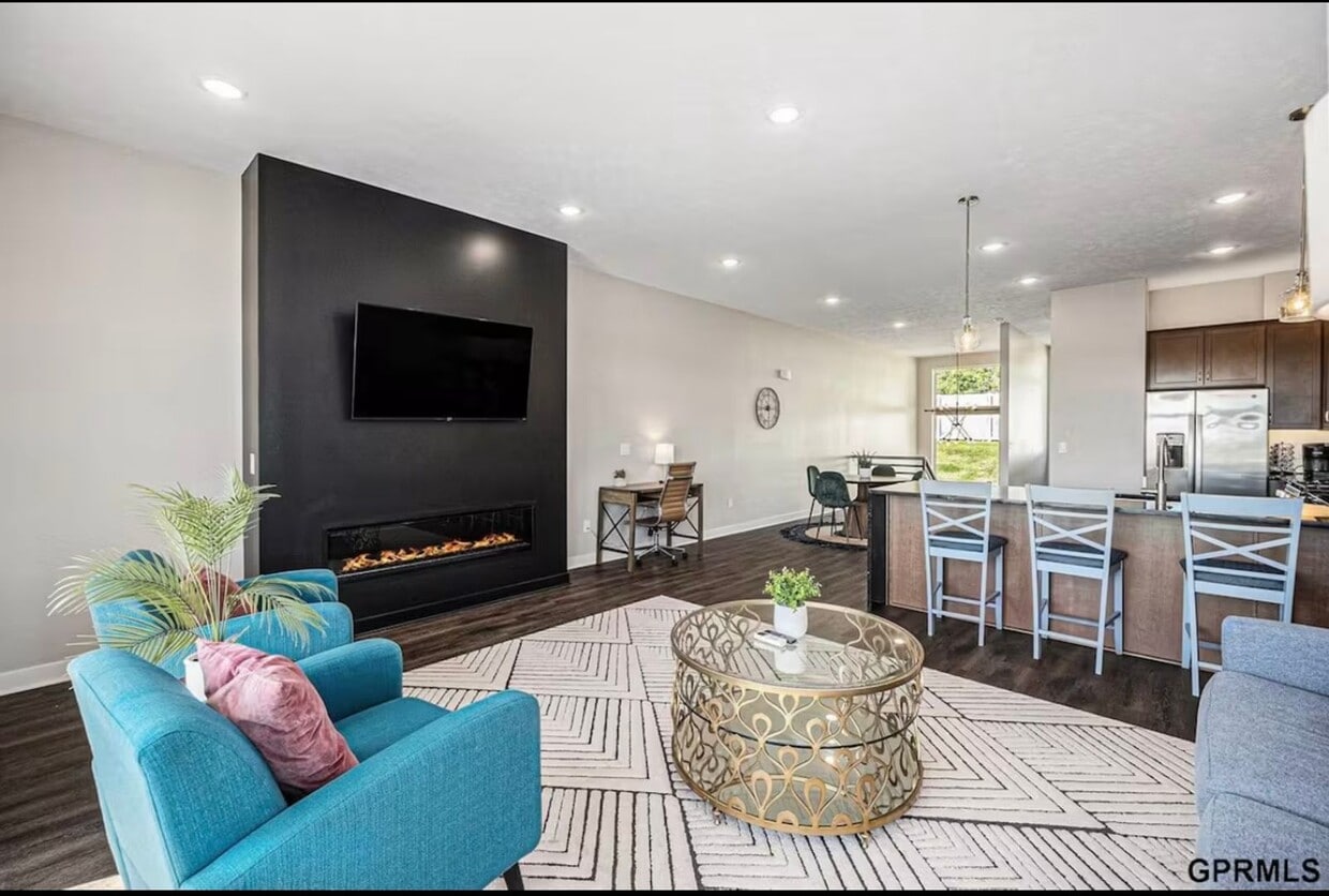 Primary Photo - Fully Furnished 2 Master Suites | Luxe Tow...
