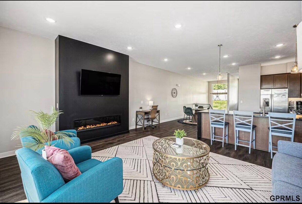 Foto principal - Fully Furnished 2 Master Suites | Luxe Townhome Near UNMC