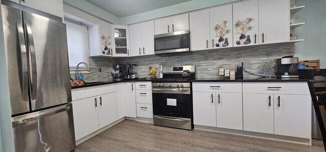 Foto del edificio - 8179 Whitefield St