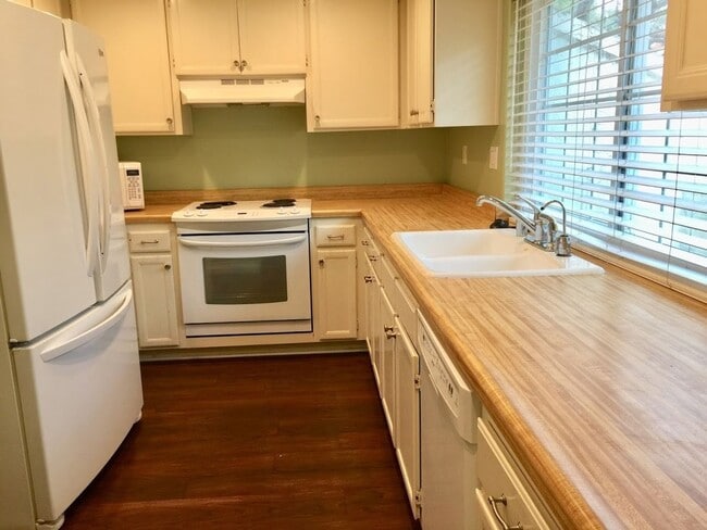 Building Photo - Escondido 3 Br Gated LOVELY Townhome 2 pat...