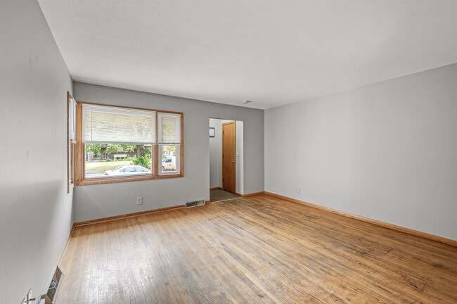 Building Photo - 841 25th Ave SE