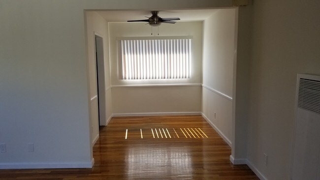 Dining area - 10943 National Blvd