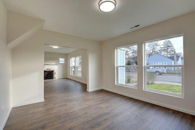 Foto del edificio - 830 W 12th St