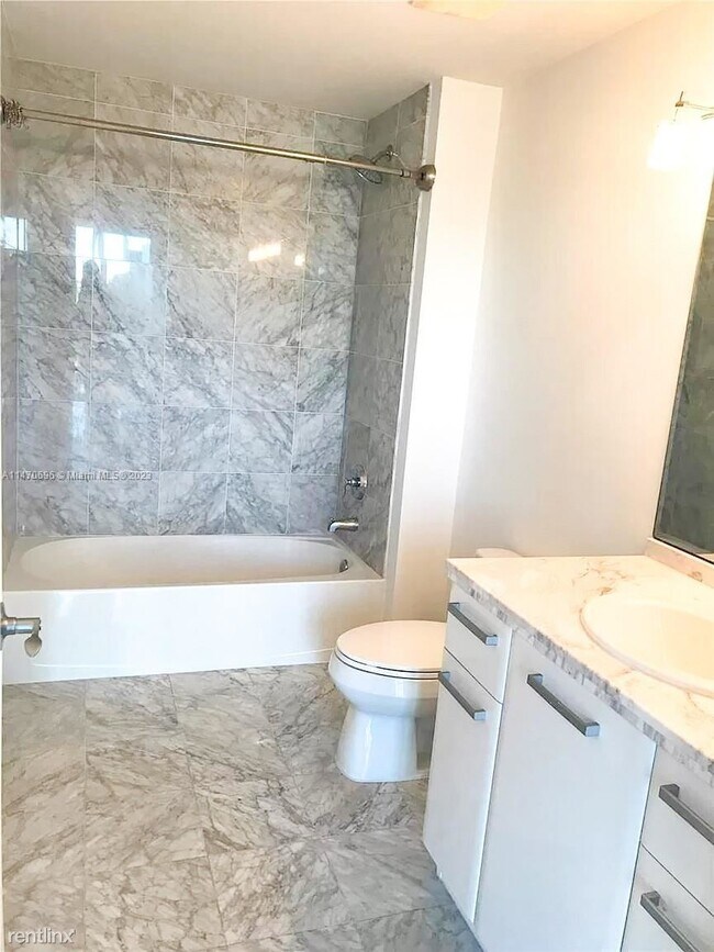 Building Photo - 1 br, 1.5 bath Condo - 253 NE 2nd St Apt 329