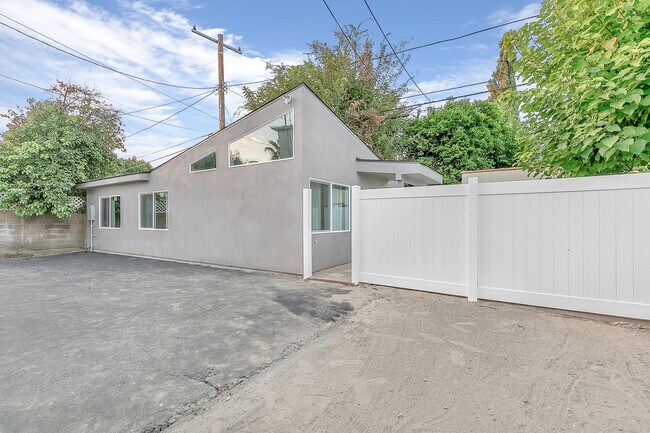 Building Photo - 11485 Cumpston St