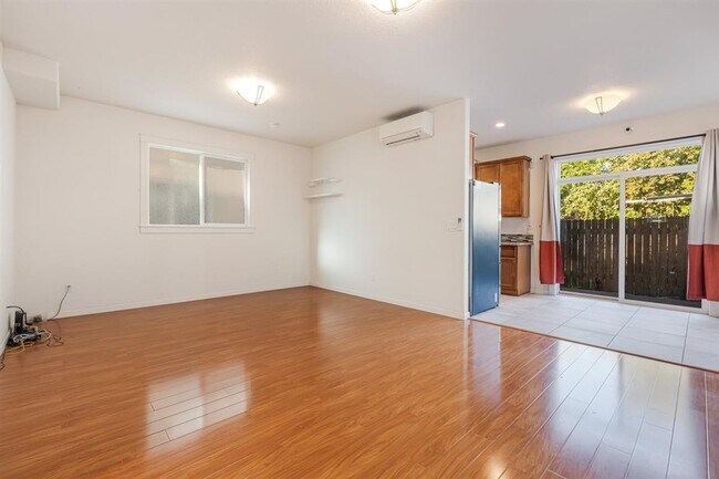 Foto del edificio - Charming 3 Bedroom 2.5 Bath Condo Available Now!