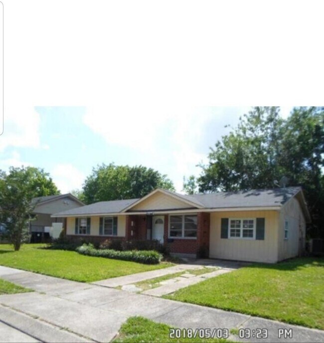 Building Photo - 1901 River Oaks Dr