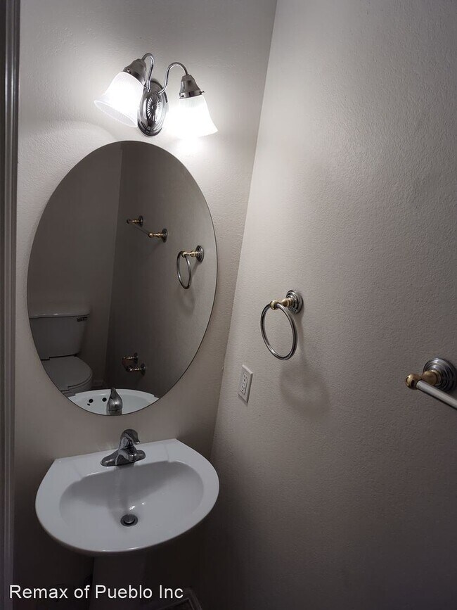 Building Photo - 2 br, 2.5 bath House - 4149 Outlook Blvd. #B