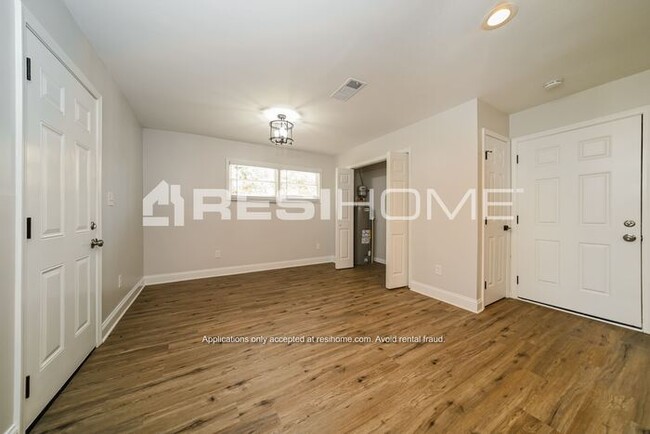 Building Photo - 24 Pinelea Dr