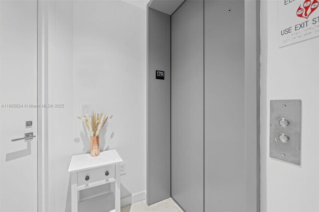 Foto del edificio - 650 NE 32nd St
