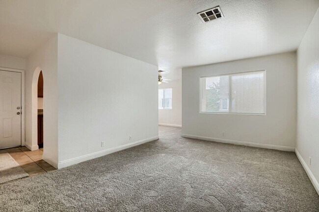 Foto del edificio - A Spacious and Stylish 2 Bed / 2 Ba Condo Gated Community