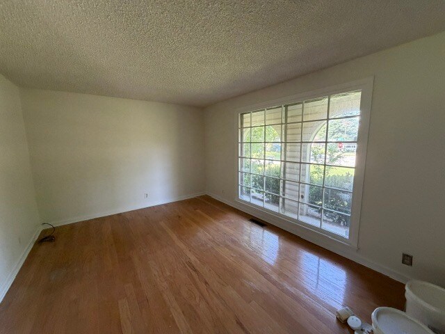 Building Photo - 2900 Moss Spring Dr