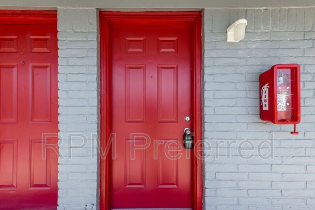 Foto del edificio - 3040 Golfcrest Blvd
