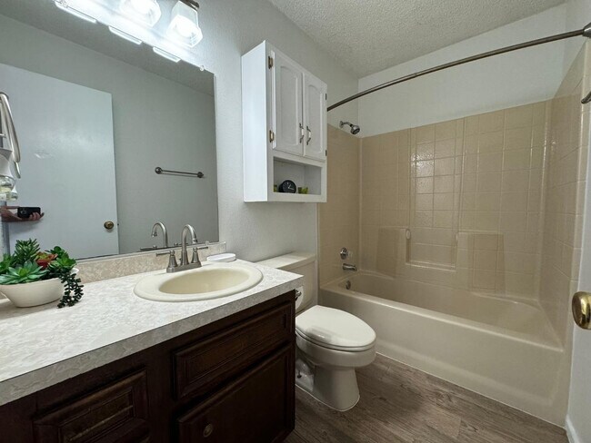 Foto del edificio - 8212 Vernon Ave