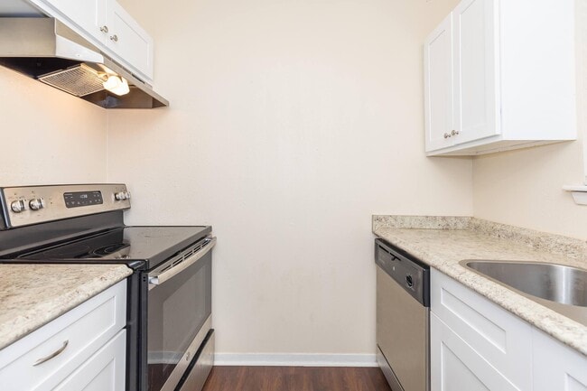 Building Photo - 1955 Camelot St