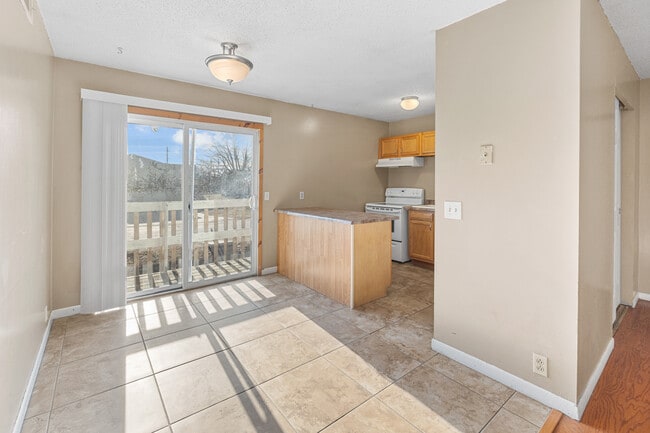 Building Photo - 715 ManApart